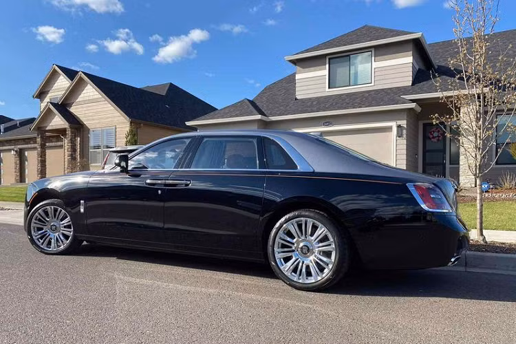 Cung cấp sức mạnh cho Rolls-Royce Ghost thế hệ mới là khối động cơ tăng áp kép V12 6.75L, giống như trên Cullinan, cho ra công suất tối đa 563 mã lực và 850 Nm mô-men xoắn cực đại, kết hợp hộp số tự động ZF 8 cấp và hệ dẫn động 4 bánh.