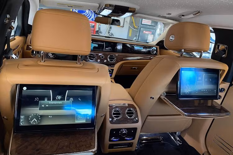 Với chiều dài cơ sở vừa phải chỉ 5.545 mm (Bản tiêu chuẩn) và 5.715 mm (Bản trục cơ sở dài), vóc dáng của Ghost mang tới cái nhìn thanh lịch và khá phù hợp để di chuyển trong phố