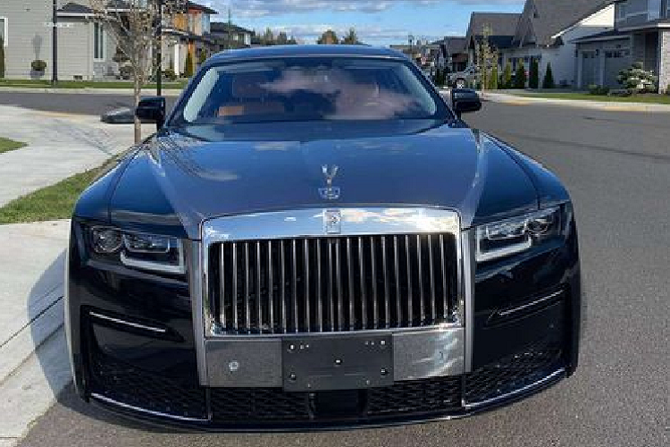 Các trang bị đẳng cấp trên Rolls-Royce Ghost 2021 có thể kể tới như hệ thống camera Flagbearer, màn hình trải trí cỡ lớn, đồng hồ đo kỹ thuật số, hệ thống âm thanh Bespoke 18 loa công suất 1.300 watt; bầu trời sao Starlight Headliner mới; hệ thống phát Wifi trong cabin xe; camera 360 độ, HUD...