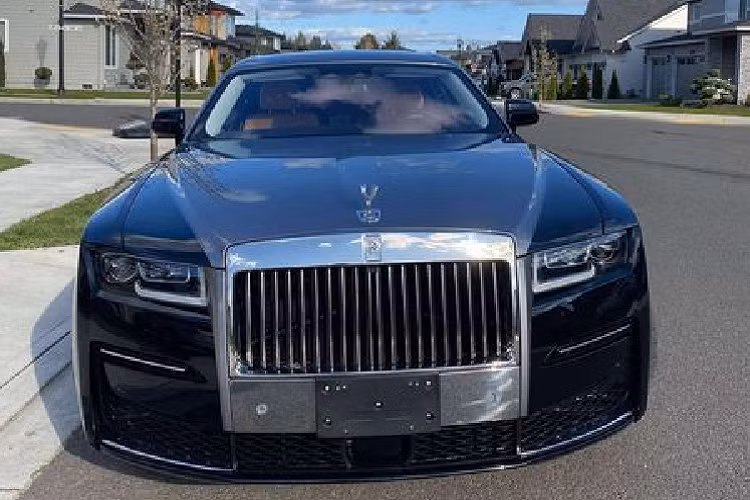 Các trang bị đẳng cấp trên Rolls-Royce Ghost 2021 có thể kể tới như hệ thống camera Flagbearer, màn hình trải trí cỡ lớn, đồng hồ đo kỹ thuật số, hệ thống âm thanh Bespoke 18 loa công suất 1.300 watt; bầu trời sao Starlight Headliner mới; hệ thống phát Wifi trong cabin xe; camera 360 độ, HUD...