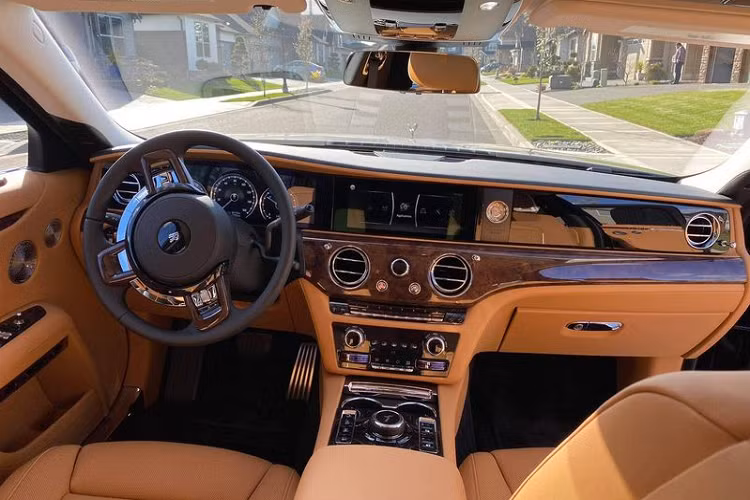 Những chi tiết quen thuộc như cụm lưới tản nhiệt to bản mạ crôm hình ngôi đền Pantheon đặc trưng, cặp mắt LED sắc sảo với công nghệ đèn laser tối tân, hốc hút gió dài phía trên cản trước... là những điều vẫn hiện diện trên Ghost thế hệ hoàn toàn mới. Đặc biệt, bộ lưới tản nhiệt Pantheon trên Ghost 2021 còn có khả năng phát sáng trong đêm tuyệt đẹp.