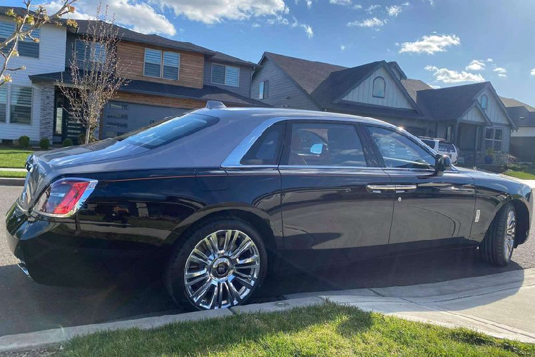 Thêm nữa, phần mui xe phía sau đã được các kỹ sư thiết kế với độ vát vừa phải, điều này góp phần làm cho chiếc xe trông thể thao hơn nhưng vẫn không hề làm mất đi sự thoải mái cho chủ nhân ở hàng ghế thứ hai.