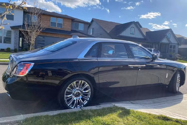 Thêm nữa, phần mui xe phía sau đã được các kỹ sư thiết kế với độ vát vừa phải, điều này góp phần làm cho chiếc xe trông thể thao hơn nhưng vẫn không hề làm mất đi sự thoải mái cho chủ nhân ở hàng ghế thứ hai.