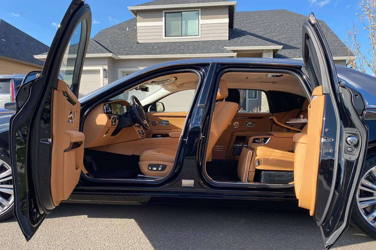 Bước vào không gian cabin, mẫu xe siêu sang Rolls-Royce Ghost 2021 là sự giao thoa nhẹ nhàng và đầy tinh tế giữa Phantom và Cullinan.