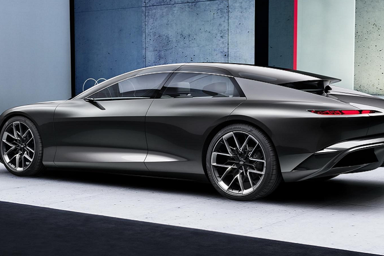 Ở đầu xe, lưới tản nhiệt của Audi Grandsphere tạo ấn tượng mới mẻ với tạo hình mới với nan lưới dạng lục giác và có đèn hắt từ phía trên. Thiết kế lưới tạo nên cảm giác như nhân vật mèo Cheshire trong Alice lạc vào xứ thần tiên đang nhe răng cười. Trong khi đó cụm đèn pha của xe có thiết kế khá mảnh và thuôn, được tích hợp cả 3 hệ thống chiếu sáng là đèn pha, đèn xi nhan và đèn định vị. Đáng kể hơn là vùng chiếu sáng của mỗi loại đèn này đều có thể thay đổi.