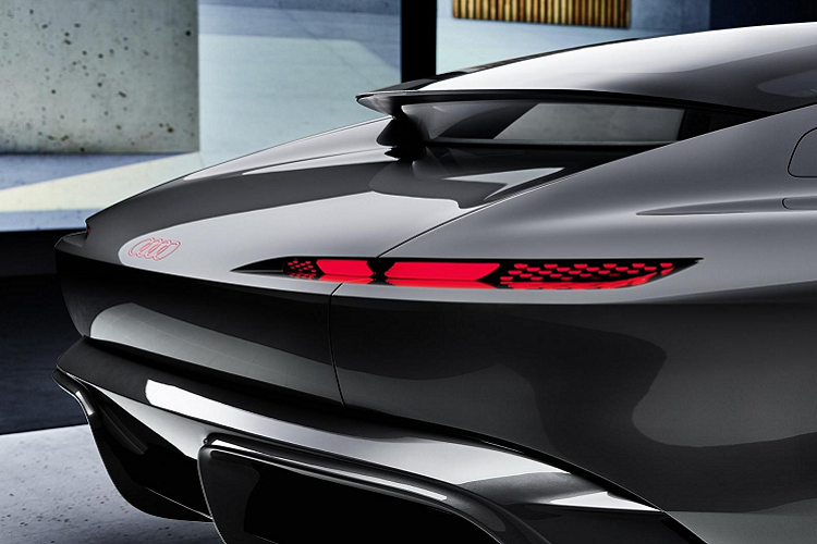 Khác với xe sedan hạng sang truyền thống vốn tập trung vào sự sang trọng và tiện nghi cho hàng ghế phía sau, triết lý thiết kế mới mà Audi sẽ áp dụng cho hậu duệ của Audi A8 hạng sang trong lai sẽ hướng đến trải nghiệm của người dùng ở hàng ghế trước. Vì vậy Audi Grandsphere sẽ có kiểu thiết kế nội thất 2+2, giữa hai ghế trước là hệ thống làm mát tích hợp có khả năng chứa hai cốc nước và một chai đồ uống có ga.