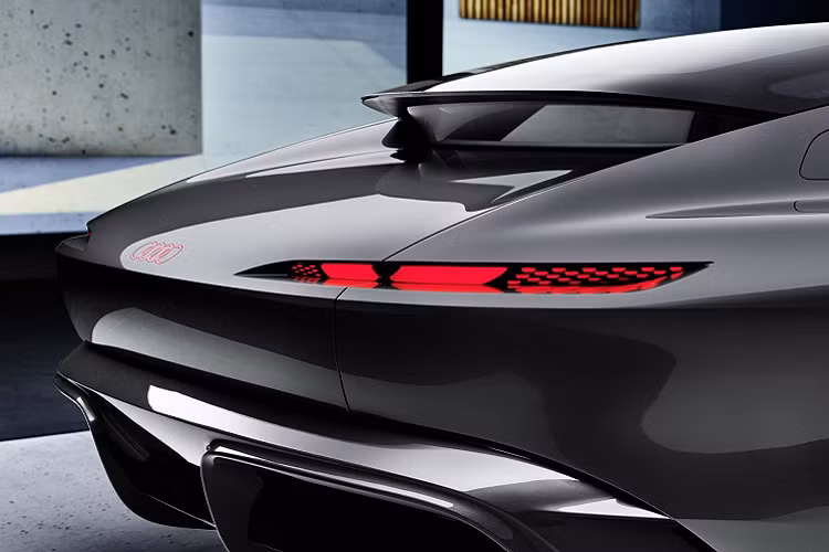 Khác với xe sedan hạng sang truyền thống vốn tập trung vào sự sang trọng và tiện nghi cho hàng ghế phía sau, triết lý thiết kế mới mà Audi sẽ áp dụng cho hậu duệ của Audi A8 hạng sang trong lai sẽ hướng đến trải nghiệm của người dùng ở hàng ghế trước. Vì vậy Audi Grandsphere sẽ có kiểu thiết kế nội thất 2+2, giữa hai ghế trước là hệ thống làm mát tích hợp có khả năng chứa hai cốc nước và một chai đồ uống có ga.