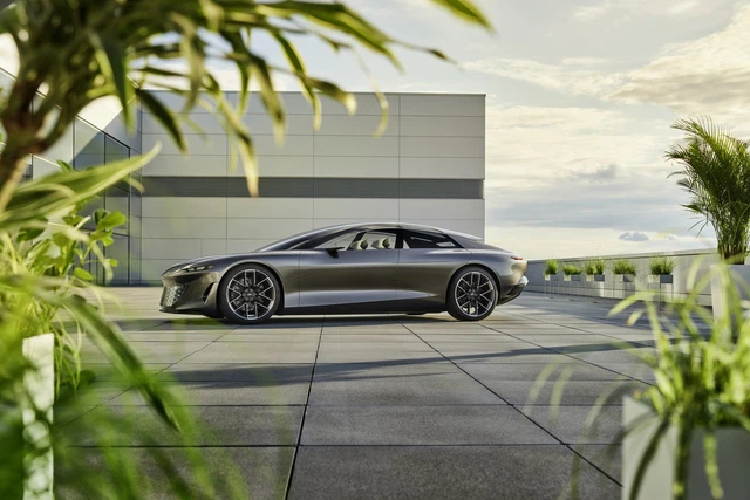 Về mặt vận hành, Audi Grandsphere lấy sức mạnh từ 2 mô-tơ điện, lần lượt được bố trí ở cầu trước và cầu sau của xe. Thiết lập này mang đến cho Grandsphere Concept tổng công suất 700 mã lực và mômen xoắn cực đại 960 Nm. Khả năng gia tốc từ 0 - 100 km/h của Audi Grandsphere được công bố ở mức hơn 4 giây, vận tốc tối đa của xe tuy không được tiết lộ nhưng sẽ bị bị giới hạn nhằm tăng phạm vi vận hành cho xe.