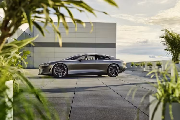 Về mặt vận hành, Audi Grandsphere lấy sức mạnh từ 2 mô-tơ điện, lần lượt được bố trí ở cầu trước và cầu sau của xe. Thiết lập này mang đến cho Grandsphere Concept tổng công suất 700 mã lực và mômen xoắn cực đại 960 Nm. Khả năng gia tốc từ 0 - 100 km/h của Audi Grandsphere được công bố ở mức hơn 4 giây, vận tốc tối đa của xe tuy không được tiết lộ nhưng sẽ bị bị giới hạn nhằm tăng phạm vi vận hành cho xe.