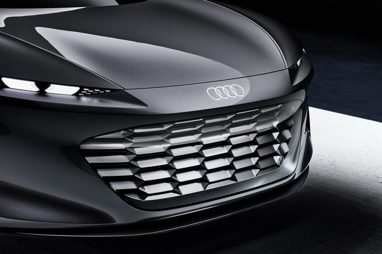 Để tương tác và điều khiển hệ thống thông tin giải trí trên xe, Audi trang bị cho Grandsphere Concept hệ điều thống điều khiển MMI Touchless Response. Thông qua hệ thống này, tài xế có thể sử dụng nút điều khiển cảm ứng bố trí ở phần khoét bên cửa xe nhằm duyệt và lựa chọn nhiều tính năng khác nhau. Ngoài ra chiếc xe cũng sẽ thu thập và ghi nhớ thói quen sử dụng hay lướt tùy chọn của người lái để tiến hành cá nhân hóa trải nghiệm.