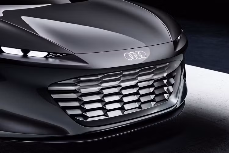 Để tương tác và điều khiển hệ thống thông tin giải trí trên xe, Audi trang bị cho Grandsphere Concept hệ điều thống điều khiển MMI Touchless Response. Thông qua hệ thống này, tài xế có thể sử dụng nút điều khiển cảm ứng bố trí ở phần khoét bên cửa xe nhằm duyệt và lựa chọn nhiều tính năng khác nhau. Ngoài ra chiếc xe cũng sẽ thu thập và ghi nhớ thói quen sử dụng hay lướt tùy chọn của người lái để tiến hành cá nhân hóa trải nghiệm.