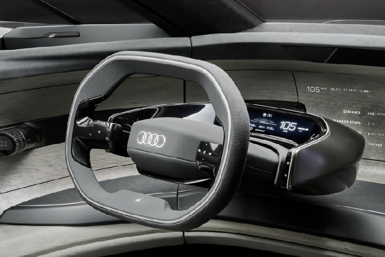 Bên cạnh đó, chiếc Audi Grandsphere còn có khả năng nhận diện người lái cũng như hành khách, từ đó tự động mở cửa xe, điều chỉnh tư thế ghế và thiết lập điều hòa không khí theo thiết lập từ trước đó. Hàng ghế trước của xe cũng có khả năng ngửa ra phía sau 60 độ trong khi hệ thống điều hòa và lọc không khí của xe tiến hành làm sạch và xông thơm không gian bên trong xe.