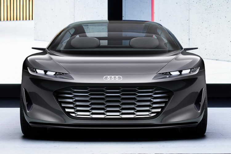 Điểm đáng chú ý của Audi Grandsphere Concept mới chính là sử dụng hệ truyền động điện hoàn toàn kết hợp cùng công nghệ tự động lái cấp độ 4. Phong cách và ngôn ngữ thiết kế của xe cũng khá giống với Skysphere khi sở hữu kiểu dáng xe điện thể thao 2 chỗ, trục cơ sở dài với khả năng "biến hình" tương tự như Skysphere tùy thuộc vào chế độ vận hành. Tuy nhiên khả năng "biến hình" của Audi Grandsphere lại chủ yếu nằm ở nội thất xe nhằm tái hiện không gian sang trọng như khoang hành khách hạng nhất của máy bay.
