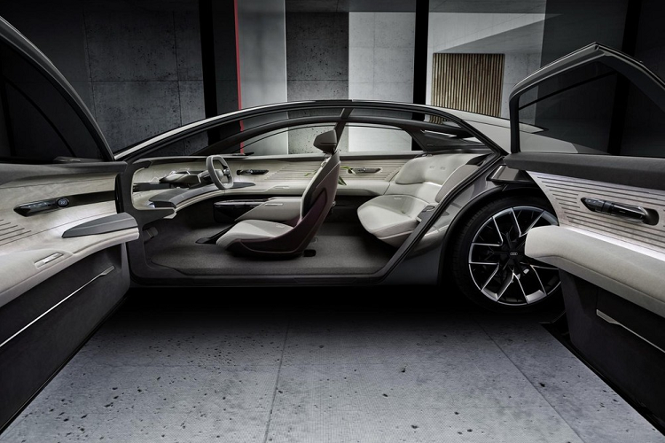 Một điểm đặc biệt nữa trên Grandsphere chính là xe không hề có các màn hình kích thước lớn, thay vào đó các nhà thiết kế của Audi trang bị cho xe công nghệ trình chiếu hiện đại. Bề mặt gỗ trên táp-lô của xe sẽ đóng vai trò là màn chiếu, nơi hiển thị hình ảnh từ máy chiếu với độ phân giải cao và chính xác. Hệ thống máy chiếu trên xe còn có thể được dùng để trình chiếu các nội dung giải trí hoặc hội thảo trực tuyến