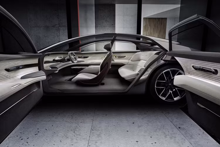 Một điểm đặc biệt nữa trên Grandsphere chính là xe không hề có các màn hình kích thước lớn, thay vào đó các nhà thiết kế của Audi trang bị cho xe công nghệ trình chiếu hiện đại. Bề mặt gỗ trên táp-lô của xe sẽ đóng vai trò là màn chiếu, nơi hiển thị hình ảnh từ máy chiếu với độ phân giải cao và chính xác. Hệ thống máy chiếu trên xe còn có thể được dùng để trình chiếu các nội dung giải trí hoặc hội thảo trực tuyến