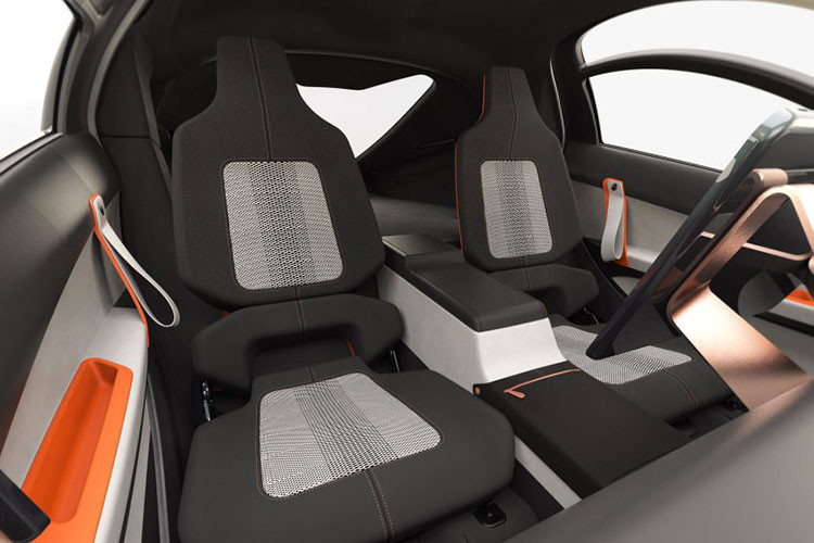 Nội thất hiện đại của xe có trang bị màn hình thông tin giải trí lớn, tương tự những gì bạn thấy trên một chiếc xe điện Tesla. Phần nóc xe có lắp đặt những tấm pin năng lượng mặt trời, giúp gia tăng đáng kể số km di chuyển vào những ngày nắng đẹp.