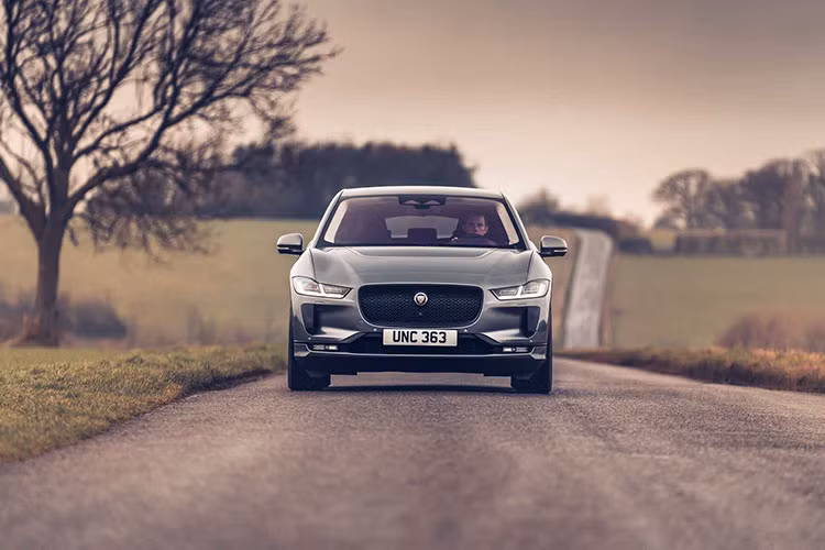Về sức mạnh, Jaguar I-Pace 2022 tiếp tục sử dụng hệ truyền động gồm hai mô-tơ điện, có tổng công suất 394 mã lực và mômen xoắn cực đại 694 Nm, giúp xe có khả năng tăng tốc từ 0 - 96 km/h trong 4,5 giây. Bộ pin cung cấp năng lượng cho mô-tơ có khả năng giúp xe vận hành 375 km sau mỗi lần sạc