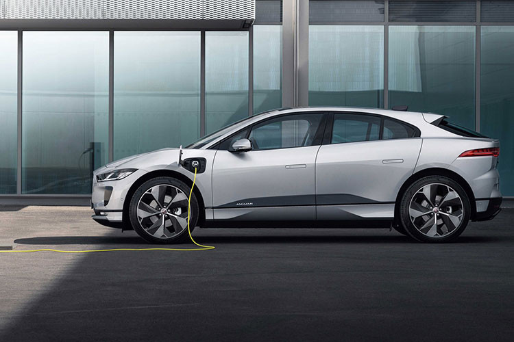 Theo thông tin do Jaguar công bố, mẫu xe điện Jaguar I-Pace 2022 cho thị trường Mỹ sẽ sẽ được trang bị hệ thống thông tin giải trí thế hệ mới nhất, đồng thời tích hợp thêm tính năng sạc nhanh nhằm rút ngắn thời gian sạc điện cho xe. Từ đó mang đến cho người dùng trải nghiệm xe hiện đại và tiện lợi hơn.