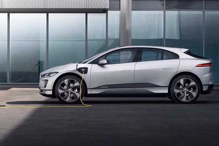 Theo thông tin do Jaguar công bố, mẫu xe điện Jaguar I-Pace 2022 cho thị trường Mỹ sẽ sẽ được trang bị hệ thống thông tin giải trí thế hệ mới nhất, đồng thời tích hợp thêm tính năng sạc nhanh nhằm rút ngắn thời gian sạc điện cho xe. Từ đó mang đến cho người dùng trải nghiệm xe hiện đại và tiện lợi hơn.