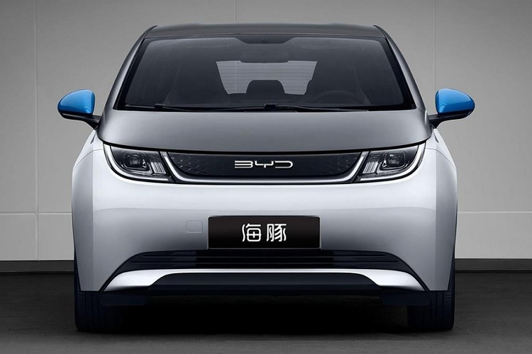 Nguồn cung cấp sức mạnh cho BYD Dolphin là mô-tơ điện nam châm vĩnh cửu với công suất tối đa 95 mã lực, kết hợp với cụm pin lithium - sắt phosphate. Nhờ đó, xe có thể đạt vận tốc tối đa 150 km/h. Ngoài ra, mẫu ô tô điện Trung Quốc này còn có trọng lượng 1.285 kg và 1.405 kg, tùy phiên bản. Phạm vi di chuyển của phiên bản nhẹ hơn là 300 km theo tiêu chuẩn WLTP. Con số tương ứng của phiên bản nặng hơn là 375 km.