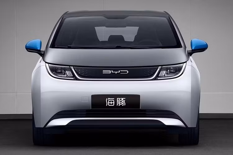 Nguồn cung cấp sức mạnh cho BYD Dolphin là mô-tơ điện nam châm vĩnh cửu với công suất tối đa 95 mã lực, kết hợp với cụm pin lithium - sắt phosphate. Nhờ đó, xe có thể đạt vận tốc tối đa 150 km/h. Ngoài ra, mẫu ô tô điện Trung Quốc này còn có trọng lượng 1.285 kg và 1.405 kg, tùy phiên bản. Phạm vi di chuyển của phiên bản nhẹ hơn là 300 km theo tiêu chuẩn WLTP. Con số tương ứng của phiên bản nặng hơn là 375 km.