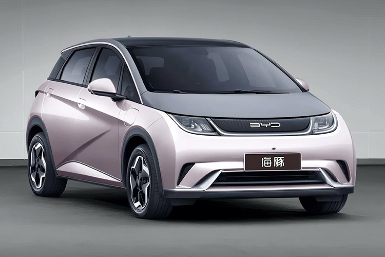 Hiện giá xe BYD Dolphin 2021 vẫn chưa được công bố. Tuy nhiên, giá bán ước tính của xe dao động từ 110.000 - 130.000 Nhân dân tệ (khoảng 390 - 461 triệu đồng). Khi mua mẫu ô tô điện này, khách hàng có thể chọn các màu sơn như xanh dương, cam, xanh lục và hồng ánh tím.