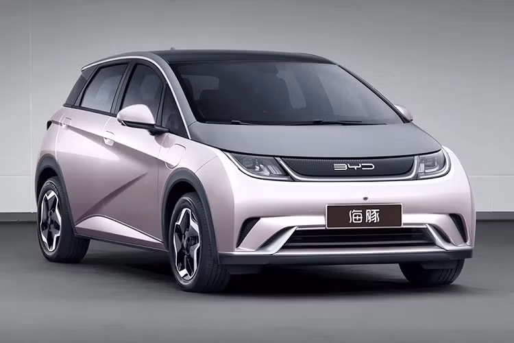 Hiện giá xe BYD Dolphin 2021 vẫn chưa được công bố. Tuy nhiên, giá bán ước tính của xe dao động từ 110.000 - 130.000 Nhân dân tệ (khoảng 390 - 461 triệu đồng). Khi mua mẫu ô tô điện này, khách hàng có thể chọn các màu sơn như xanh dương, cam, xanh lục và hồng ánh tím.