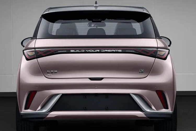 Thêm vào đó là vô lăng 3 chấu tích hợp phím chức năng và bảng đồng hồ kỹ thuật số với màn hình LCD cỡ nhỏ. Riêng cửa gió điều hòa của xe được thiết kế như xoáy nước khá lạ mắt. Bên dưới là khay sạc điện thoại thông minh không dây, nút cuộn để chọn số R/N/D ở đầu bên trái và núm xoay chỉnh âm lượng ở đầu bên phải.