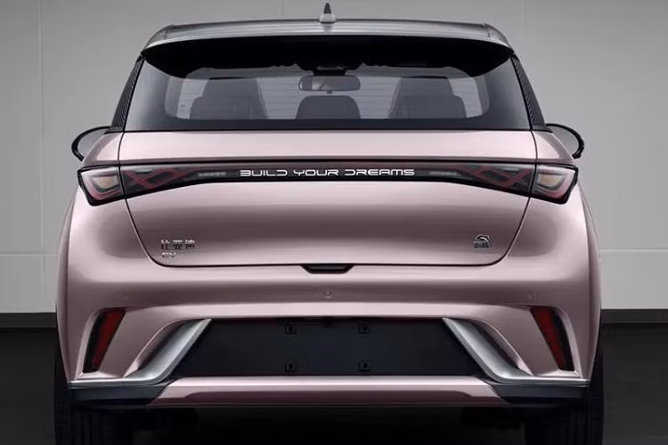 Thêm vào đó là vô lăng 3 chấu tích hợp phím chức năng và bảng đồng hồ kỹ thuật số với màn hình LCD cỡ nhỏ. Riêng cửa gió điều hòa của xe được thiết kế như xoáy nước khá lạ mắt. Bên dưới là khay sạc điện thoại thông minh không dây, nút cuộn để chọn số R/N/D ở đầu bên trái và núm xoay chỉnh âm lượng ở đầu bên phải.