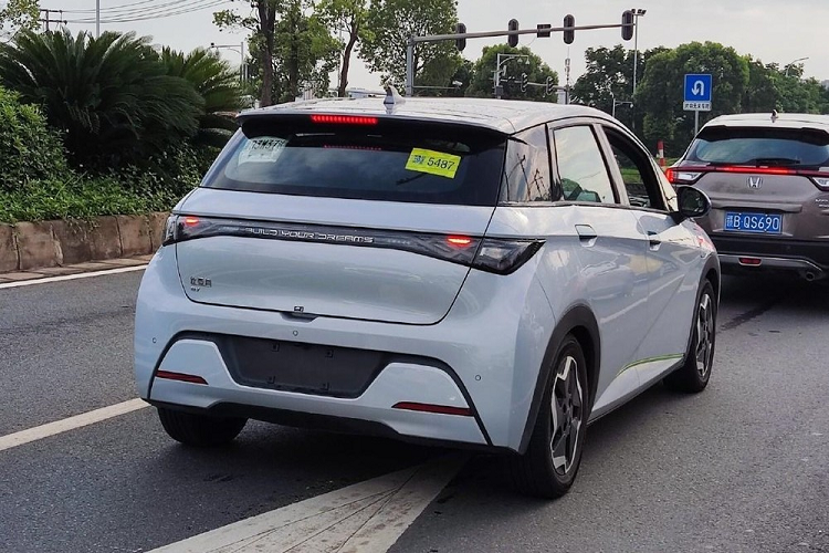 Tương tự như đầu xe, thiết kế đằng sau của BYD Dolphin bản Dynamic cũng hầm hố và thể thao hơn, được thể hiện rõ qua cản sau. Bên trong cụm đèn hậu vắt ngang đuôi xe của mẫu ô tô Trung Quốc này còn có dòng chữ "Build Your Dreams", tạm dịch là "xây dựng ước mơ".