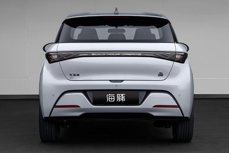 Bước vào bên trong BYD Dolphin, người dùng sẽ được chào đón bằng không gian nội thất có những đường nét uốn lượn mềm mại như dòng chảy. Trên mặt táp-lô của xe xuất hiện màn hình thông tin giải trí nằm độc lập và có thể xoay ngang hoặc dọc.