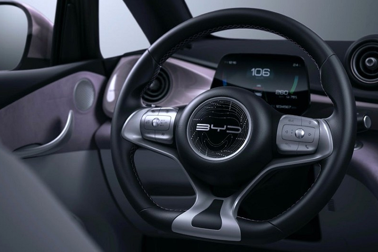 Thuộc phân khúc hatchback cỡ C, BYD Dolphin có kích thước cụ thể bao gồm chiều dài 4.070 mm, chiều rộng 1.770 mm, chiều cao 1.570 mm và chiều dài cơ sở 2.700 mm. Chiều dài cơ sở này hứa hẹn mang đến nội thất rộng rãi bên trong xe.