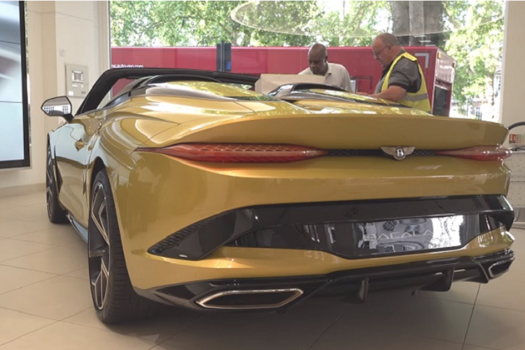 Thế nhưng, mới đây công chúng đã có cơ hội hiếm hoi được trông thấy một chiếc xe siêu sang Bentley Bacalar “bằng da bằng thịt” lăn bánh trên đường phố Luân Đôn. Một tài khoản cá nhân cũng đã đăng tải toàn bộ quá trình chiếc Bacalar nằm trong showroom, lăn bánh trên phố và lên xe vận chuyển.