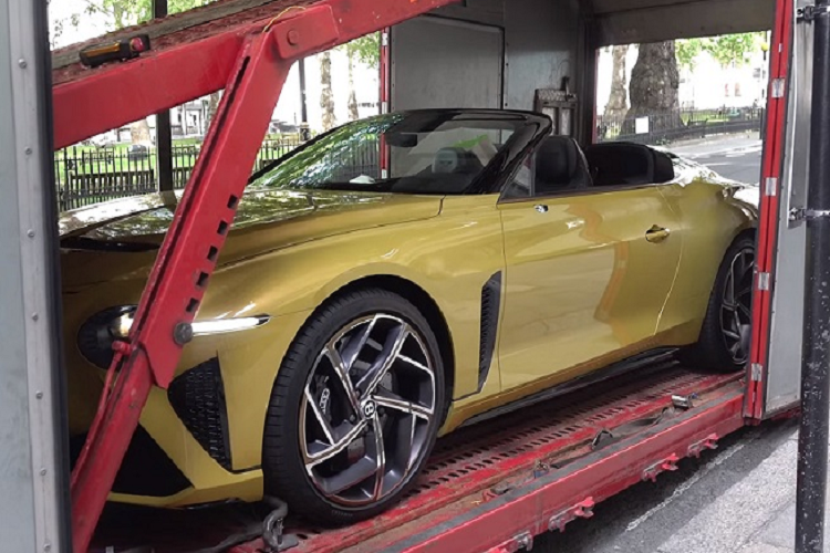 May mắn thay, chí ít rằng đoạn video ngắn ngủi cũng cho chúng ta thấy được tiếng gầm đầy uy lực của khối động cơ 650 mã lực. Mặc dù chỉ xuất hiện một cách chớp nhoáng, nhưng có thể thấy rằng khoang cabin sử dụng các điểm nhấn từ gỗ Riverwood siêu hiếm, ghế ngồi làm từ vải len tự nhiên và thảm trải sàn dệt từ len nguyên chất Wilton.