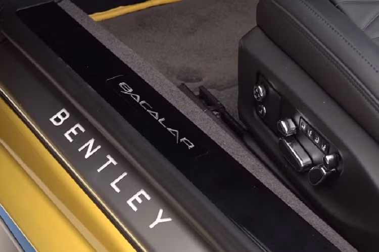 Giá xe Bentley Bacalar mui trần tới 1,5 triệu bảng Anh (khoảng 48,5 tỷ đồng) này có lớp sơn ngoại thất màu vàng, trông tuyệt đẹp khi xuất hiện trên đường phố Luân Đôn. Đáng tiếc rằng chiếc Bentley Bacalar này không thể hiện được hết sức mạnh của khối động cơ xăng tăng áp kép W12 6.0L nằm dưới nắp capo. Nó chỉ được chuyển ra khỏi showroom và tiếp tục vận chuyển đến tay một vị khách hàng siêu giàu nào đó.