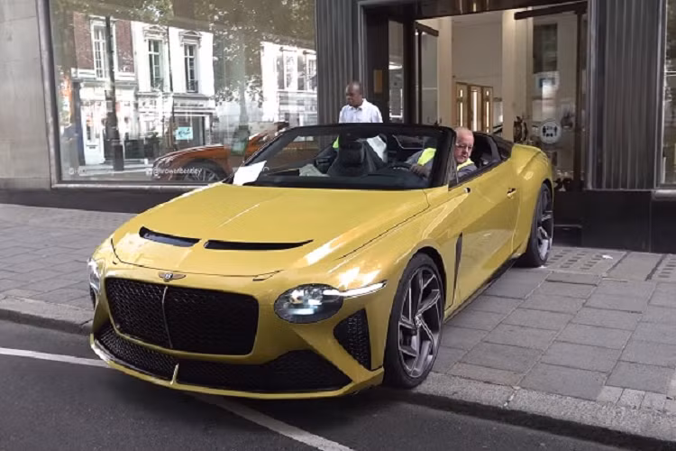 Với số lượng giới hạn chỉ 12 chiếc được sản xuất, rất khó để có thể trông thấy những chiếc Bentley Bacalar 2022 mới xuất hiện trên đường phố, ngay cả ở đất nước Anh - nơi đặt trụ sở chính của Bentley.