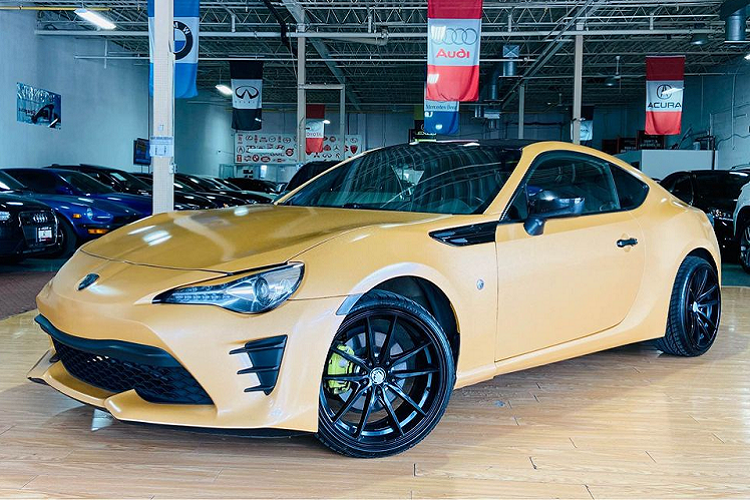 Mẫu Toyota 86 thể thao 2 cửa này là sản phẩm hợp tác giữa 2 "ông lớn" Toyota và Subaru. Một chiếc Toyota 86 đời 2017 với thiết kế đặc biệt đang được rao bán tại Canada, điểm nhấn của chiếc xe này nằm ở phong cách giống Lamborghini.