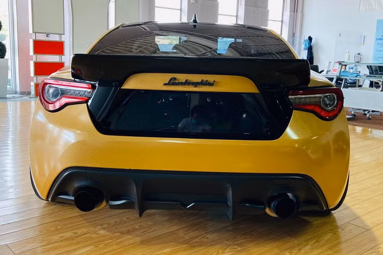 Ống xả nguyên bản theo xe nhường chỗ cho bộ ống xả hiệu suất cao Invidia.