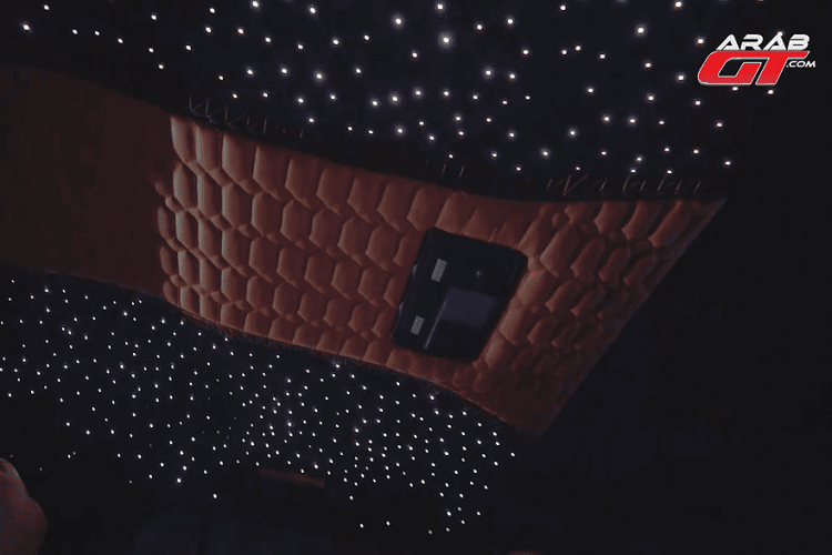 Chiếc bán tải LC200 giờ đây có ống thở, cũng như tấm chắn bùn rộng ở cả phía trước và phía sau, cùng với thiết lập hệ thống treo độ để có khoảng sáng gầm cao hơn. Ngay cả đèn hậu cũng được sửa đổi và bây giờ có thiết lập hoàn toàn bằng đèn LED với đèn xi-nhan tuần tự, và thậm chí có thể "nhảy một chút" như ở những chiếc xe sang trọng khi bạn khóa/mở xe.