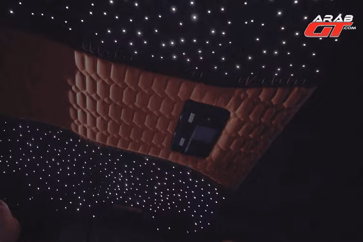 Chiếc bán tải LC200 giờ đây có ống thở, cũng như tấm chắn bùn rộng ở cả phía trước và phía sau, cùng với thiết lập hệ thống treo độ để có khoảng sáng gầm cao hơn. Ngay cả đèn hậu cũng được sửa đổi và bây giờ có thiết lập hoàn toàn bằng đèn LED với đèn xi-nhan tuần tự, và thậm chí có thể "nhảy một chút" như ở những chiếc xe sang trọng khi bạn khóa/mở xe.