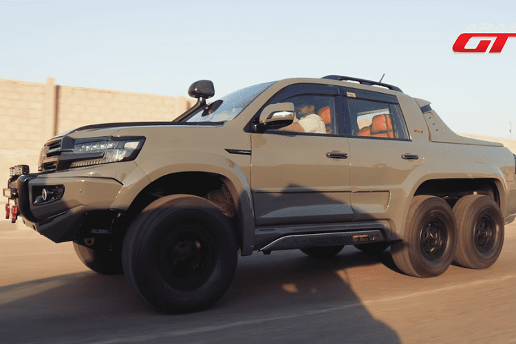 Sau khi giới thiệu một chiếc Lexus LX mui trần hoang dại được chế tạo riêng cho nghề nuôi chim ưng, những con người tạo kênh YouTube “ArabGT” đã trở lại với một chiếc xe độ độc đáo khác. Thật trùng hợp, chiếc xe lần này chính là dựa trên người anh em phổ biến hơn của LX, Toyota Land Cruiser hàng khủng.
