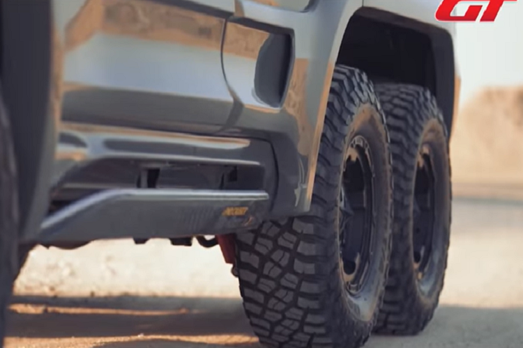 Nó thậm chí còn có tính năng cửa đóng chính và cửa hậu một cách nhẹ nhàng, chưa kể đến bảng điều khiển trung tâm độ riêng cho hàng ghế sau với màn hình tích hợp. Hussein đã thay đổi cả vô lăng để phù hợp với một màn hình nhỏ hiển thị tốc độ và tua máy của động cơ V8 dung tích 5.7 lít.