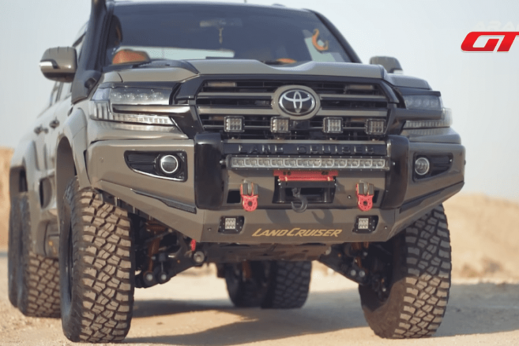 Cụ thể, đó là một chiếc LC200 thế hệ trước với những thay đổi lớn đến mức khiến xe không còn là SUV. Được chuyển đổi thành một chiếc xe bán tải, bản độ Toyota Land Cruiser L200 độc nhất có trục bánh thứ 3 và là thành quả của chỉ một người - Hussein Al Tamimi.