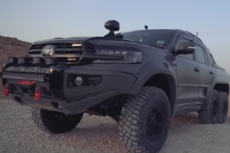 Bước vào bên trong bằng cách sử dụng bậc cửa triển khai tự đọng, và ta có thể thấy những thay đổi tiếp tục với nội thất bọc da đỏ ở khắp mọi nơi, bao gồm cả bệ tì tay trung tâm phía trước và phía sau, và ốp trần "trời sao" kiểu Rolls-Royce. Giống như một chiếc Porsche Taycan, chiếc Toyota Land Cruiser 6 bánh có một màn hình được gắn trên mặt táp lô phía trước ghế lái phụ, cùng với một cặp màn hình dành cho hệ thống giải trí hàng ghế sau.