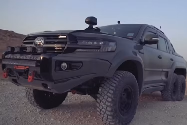 Bước vào bên trong bằng cách sử dụng bậc cửa triển khai tự đọng, và ta có thể thấy những thay đổi tiếp tục với nội thất bọc da đỏ ở khắp mọi nơi, bao gồm cả bệ tì tay trung tâm phía trước và phía sau, và ốp trần "trời sao" kiểu Rolls-Royce. Giống như một chiếc Porsche Taycan, chiếc Toyota Land Cruiser 6 bánh có một màn hình được gắn trên mặt táp lô phía trước ghế lái phụ, cùng với một cặp màn hình dành cho hệ thống giải trí hàng ghế sau.