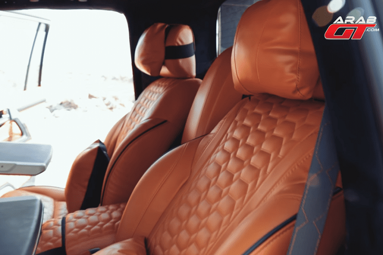 Nó không phải là một chiếc xe 6x6 đích thực vì trục bổ sung không được gắn vào hệ truyền động, hay nói cách khác, các bánh xe bổ sung đơn giản là “theo đuôi” thiết lập 4x4 tiêu chuẩn. Hussein đã cắt bỏ các góc của tấm cản trước để cải thiện góc tiếp cận của chiếc xe bán tải to lớn. Đồng thời, nó cũng nhận được đủ trang bị off-road, bao gồm bộ tời, một cặp móc kéo, đèn LED bổ sung, và tấm bảo vệ gầm cứng cáp.