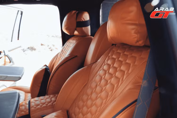 Nó không phải là một chiếc xe 6x6 đích thực vì trục bổ sung không được gắn vào hệ truyền động, hay nói cách khác, các bánh xe bổ sung đơn giản là “theo đuôi” thiết lập 4x4 tiêu chuẩn. Hussein đã cắt bỏ các góc của tấm cản trước để cải thiện góc tiếp cận của chiếc xe bán tải to lớn. Đồng thời, nó cũng nhận được đủ trang bị off-road, bao gồm bộ tời, một cặp móc kéo, đèn LED bổ sung, và tấm bảo vệ gầm cứng cáp.