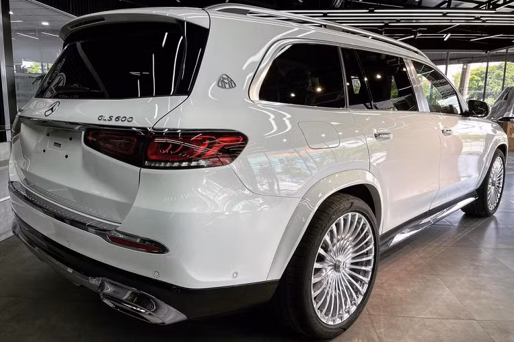Phần lớn khoang nội thất của Mercedes-Maybach GLS 600 2021 đều được bọc bằng da Nappa cao cấp, từ mặt táp-lô, vô lăng đến ghế khâu hình hộp. Tiếp đến là những chi tiết ốp gỗ sang trọng, hệ thống đèn viền 64 màu, cửa sổ trời toàn cảnh tiêu chuẩn, 2 màn hình 12,3 inch của hệ thống thông tin giải trí MBUX và bảng đồng hồ hay đồng hồ cơ Maybach Classic với nền màu xanh thẫm, kim màu vàng hồng tương phản dành riêng cho xe.