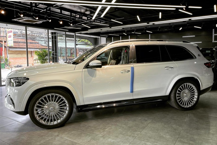 Xe sở hữu động cơ xăng V8, tăng áp kép, dung tích 4.0 lít, tạo ra công suất tối đa 558 mã lực tại tua máy 6.000 - 6.500 vòng/phút và mô-men xoắn cực đại 730 Nm tại tua máy từ 2.500 - 5.000 vòng/phút. Ngoài ra, xe còn có hệ thống mild hybrid EQ Boost 48 V, tạm thời bổ sung 22 mã lực và 250 Nm khi cần thêm sức mạnh. Động cơ này kết hợp với hộp số tự động 9 cấp 9G-Tronic và hệ dẫn động 4 bánh toàn thời gian 4Matic. Nhờ đó, dù nặng 2.785 kg, Mercedes-Maybach GLS 600 2021 vẫn có thể tăng tốc từ 0-100 km/h trong thời gian 4,9 giây đồng thời tiêu thụ lượng xăng trung bình từ 11,7 - 12 lít/100 km.