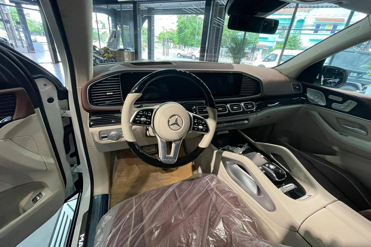 Chưa hết, mẫu SUV siêu sang Mercedes-Maybach GLS 600 hơn 16 tỷ đồng này còn đi kèm bậc lên xuống bằng nhôm chỉnh điện và đèn dẫn đường, chiếu logo Maybach xuống mặt đất. Bên sườn xe cũng xuất hiện bộ vành hợp kim với đường kính 22 inch và 23 inch đồ sộ.